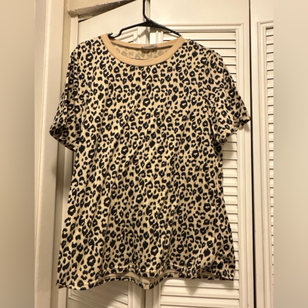 Women’s leopard print t shirt. Size large. Brand yidarton . Never worn .